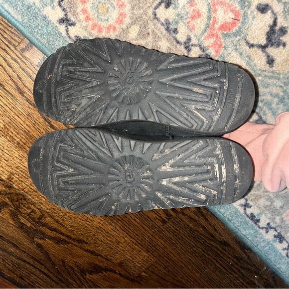 Classic Ugg Minis - Picture 4 of 4